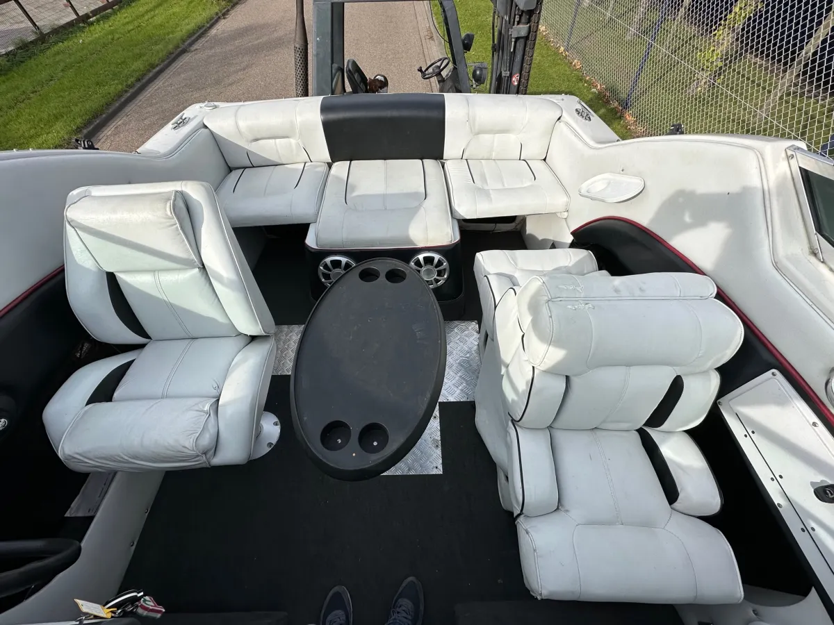 Polyester Motorboat Crownline 210 CCR