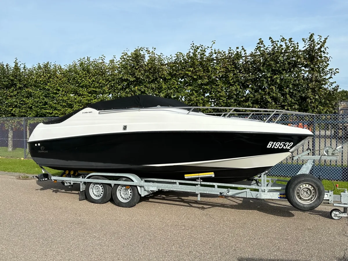 Polyester Motorboat Crownline 210 CCR